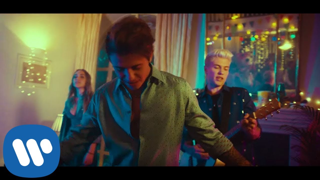 Benji & Fede - Sale (feat. Shari) (Official Video)