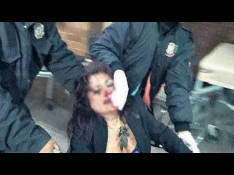 IMPRESIONANTE Policías golpean a mujer borracha (VIDEO)