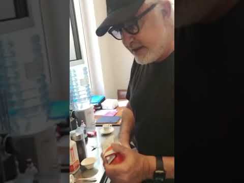 Flavio Briatore a Montecarlo la ricetta del caffè e latte preparato in modo molto particolare