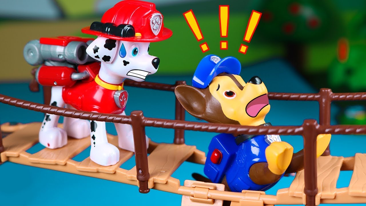JUGUETES DE CACHORROS  ? Los cachorros salvan a un bebé oso ?