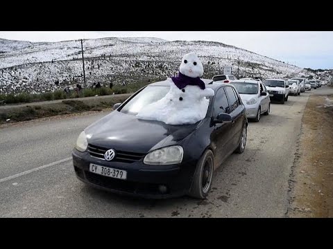 Las bajas temperaturas en Sudáfrica convierten la inusual nieve en toda una atracción