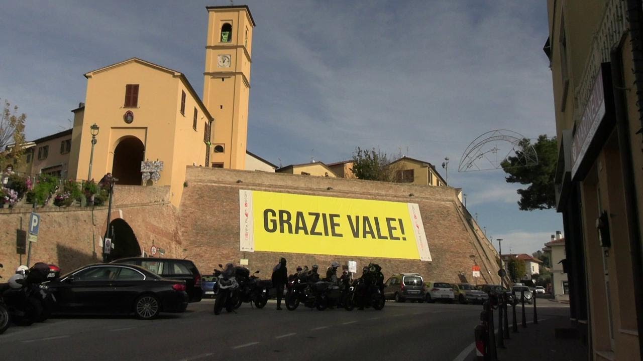 L'ultima gara di Rossi vista a Tavullia: i fan italiani e stranieri in lacrime per Valentino