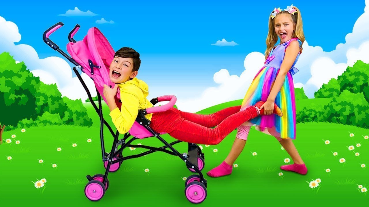 Sasha y Max se divierten en un parque de atracciones y comparten un cochecito