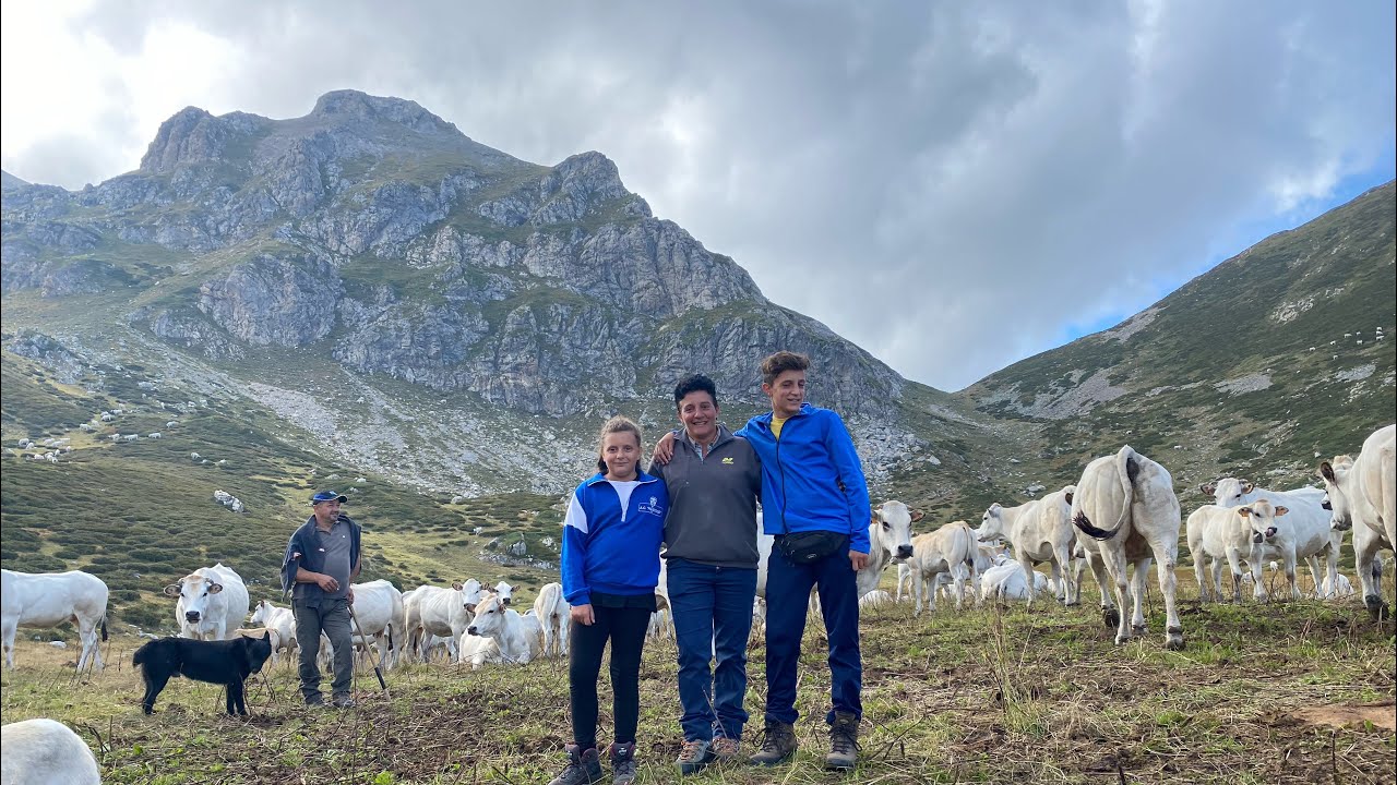 Az.Fll.Gerbotto,Mamma Assunta con i figli Kristian e Giada Alpe Raschera val Corsaglia Magliano Alpi